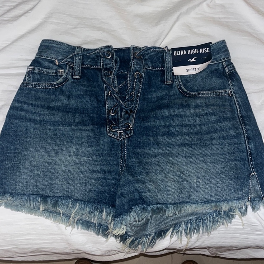 hollister ultra high rise mom short 3” size 27